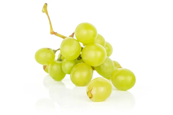 Uva de vino verde aislada sobre blanco —  Fotos de Stock
