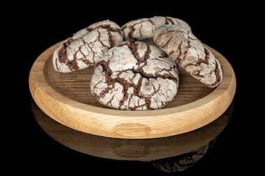 Siyah camda izole edilmiş çikolatalı kek kurabiyesi.