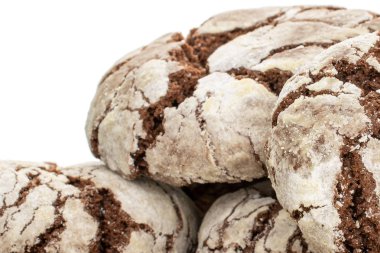 Çikolatalı browni kurabiyesi beyaza izole edilmiş.