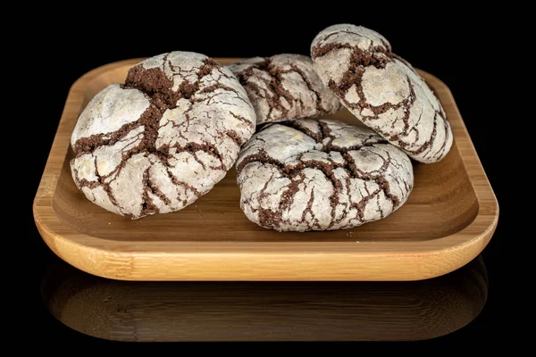 Schokolade Brownie Cookie isoliert auf schwarzem Glas — Stockfoto