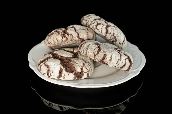 Schokolade Brownie Cookie isoliert auf schwarzem Glas — Stockfoto