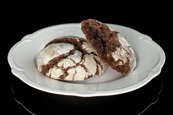 Biscotto brownie al cioccolato isolato su vetro nero — Foto Stock