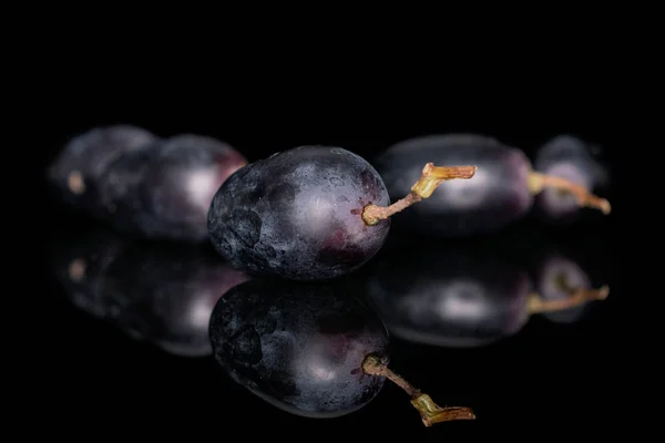 Raisin de vin noir frais isolé sur verre noir — Photo