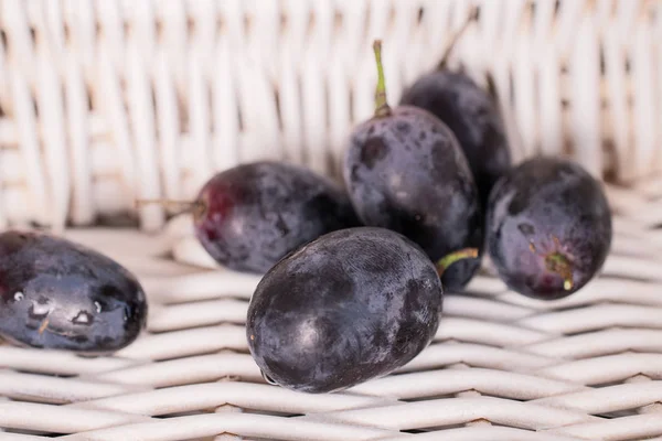 Uva fresca de vino negro con ratán trenzado —  Fotos de Stock