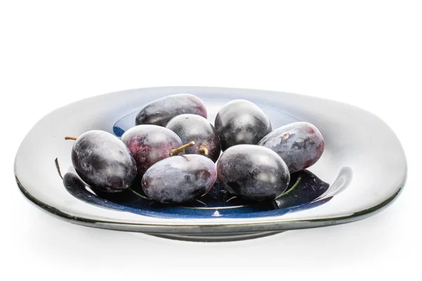 Raisin de vin noir frais isolé sur blanc — Photo