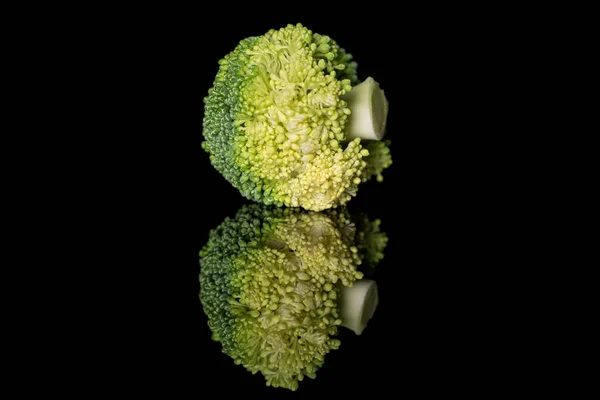 Свежий зеленый брокколи изолирован на черном стекле — стоковое фото