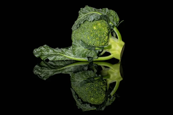 Świeże zielone brokuły izolowane na czarnym szkle — Zdjęcie stockowe