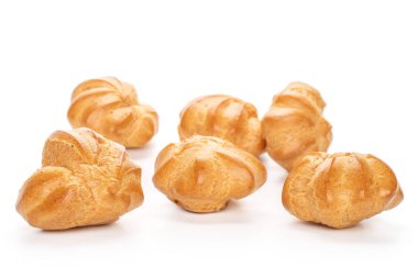 Altın fırınlanmış profiterol beyaza izole edilmiş.
