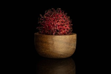 Taze kırmızı Rambutan siyah camda izole edilmiş.