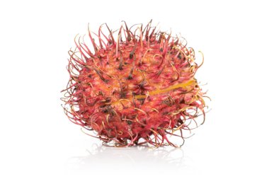 Taze kırmızı rambutan beyazda izole edilmiş.