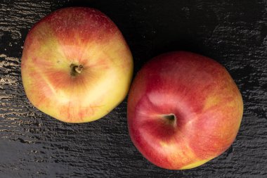 Gri taşın üzerinde kırmızı elmalar