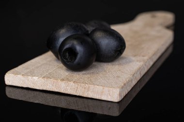 Siyah camda izole edilmiş turşulu siyah zeytin