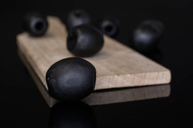 Siyah camda izole edilmiş turşulu siyah zeytin