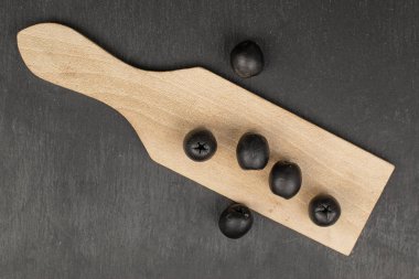 Gri taşta siyah zeytin turşusu