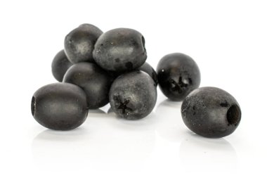Beyaz üzerine izole edilmiş siyah zeytin turşusu.
