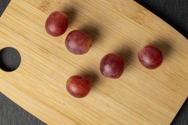 Gri taşta gül şarabı üzümü