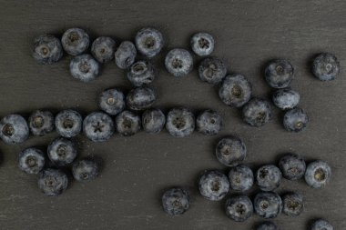 Gri taşta taze yaban mersini