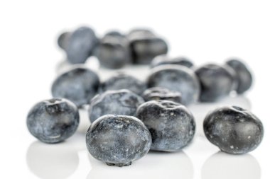 Taze yabanmersini üzerinde beyaz izole