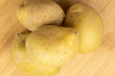 Hafif tahtanın üzerinde çiğ kahverengi patates