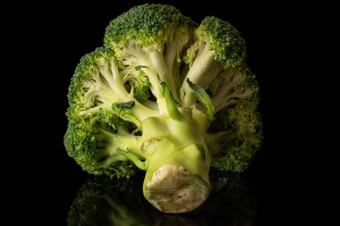 Siyah camlara izole edilmiş taze breen brokoli.