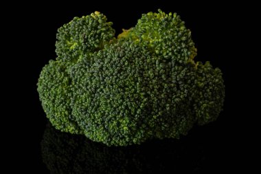 Siyah camlara izole edilmiş taze breen brokoli.