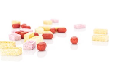 Tatlı pastel şekerler, beyaz tenli.