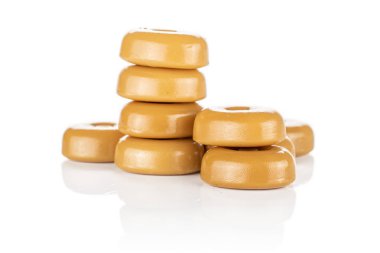 Kahverengi karamel şekerler beyazda izole edilmiş.