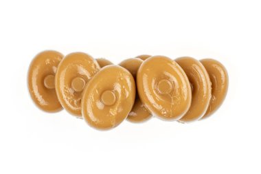 Kahverengi karamel şekerler beyazda izole edilmiş.