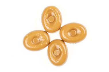 Kahverengi karamel şekerler beyazda izole edilmiş.