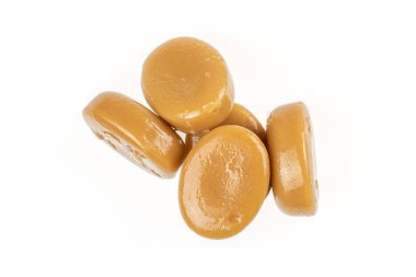 Kahverengi karamel şekerler beyazda izole edilmiş.