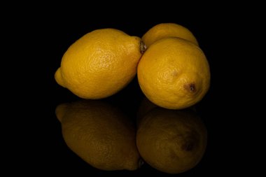 Siyah cam üzerinde izole taze sarı limon