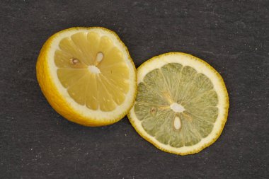 Gri taştan taze sarı limon