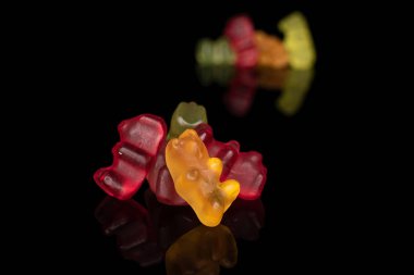 Siyah camda izole edilmiş renkli jelibon ayı.