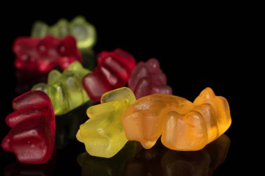 Siyah camda izole edilmiş renkli jelibon ayı.