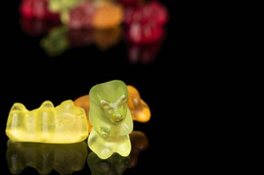 Siyah camda izole edilmiş renkli jelibon ayı.