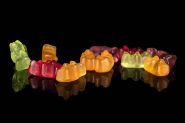 Siyah camda izole edilmiş renkli jelibon ayı.