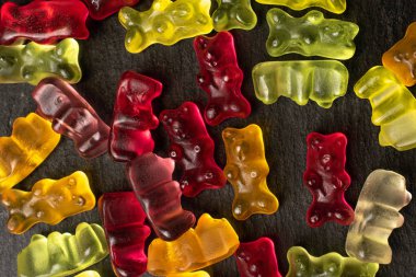 Gri taşın üzerinde renkli jelibon ayı