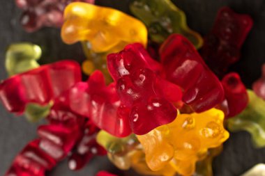 Gri taşın üzerinde renkli jelibon ayı