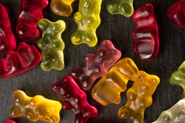 Gri taşın üzerinde renkli jelibon ayı