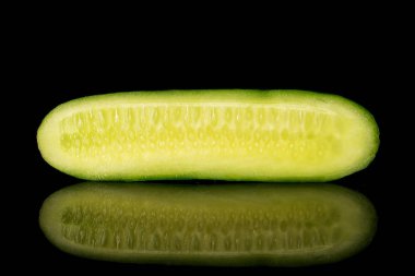 Siyah camda izole edilmiş taze küçük salatalık.