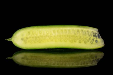 Siyah camda izole edilmiş taze küçük salatalık.