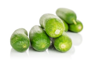 Taze küçük salatalık beyazda izole edilmiş.