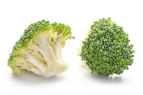 Brócoli verde fresco aislado en blanco — Foto de Stock