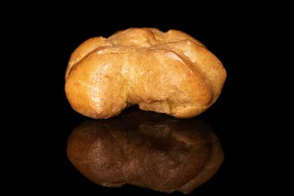 Gouden gebakken profiterole geïsoleerd op zwart glas — Stockfoto