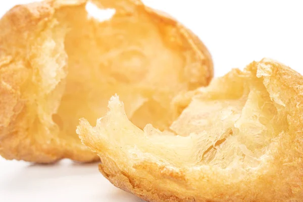 Gouden gebakken profiterole geïsoleerd op wit — Stockfoto