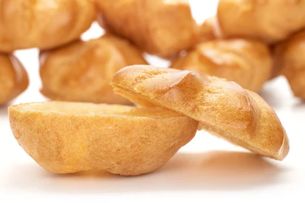 Gouden gebakken profiterole geïsoleerd op wit — Stockfoto