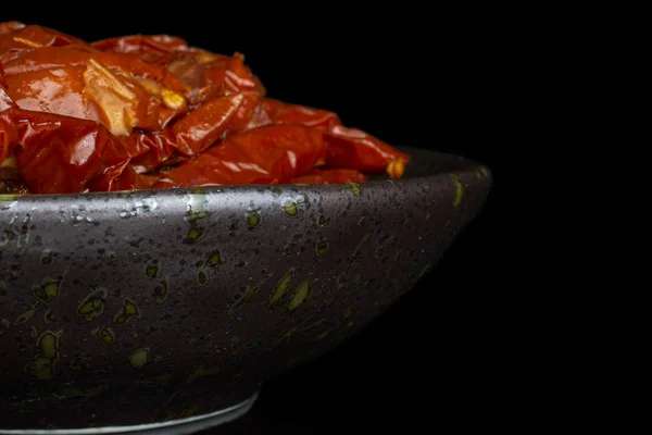 ड्राय लाल चेरी टोमॅटो काळ्या काचवर वेगळे — स्टॉक फोटो, इमेज