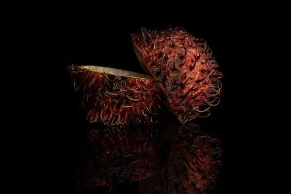 Färsk röd rambutan isolerad på svart glas — Stockfoto