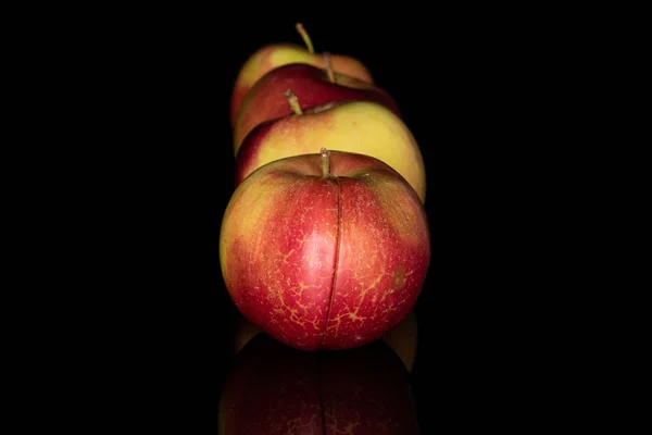 Maçã jonagold vermelho isolado em vidro preto — Fotografia de Stock