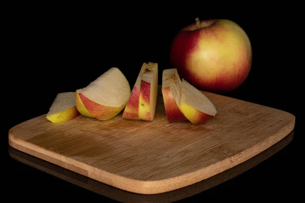 Roter Jonagold-Apfel isoliert auf schwarzem Glas — Stockfoto